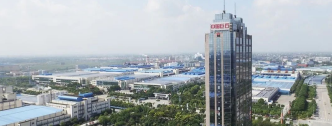 践行“绿色中国”责任 大自然家居在江西南康为“双碳”植树造林